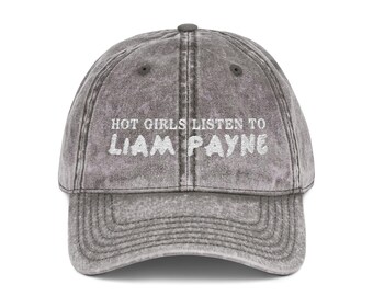 Hete meiden luisteren naar vintage geborduurde vaderpet Liam Payne