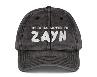 Hete meiden luisteren naar de vintage geborduurde papa-pet van Zayn