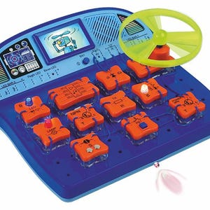 Könnte beinhalten: Ein blaues und oranges elektronisches Spielzeug mit einem Bildschirm, Knöpfen und einem rotierenden Propeller. Das Spielzeug ist für Kinder konzipiert, um etwas über Schaltungen und Elektronik zu lernen.