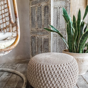 Muster-Häkel-Pouf-Bezug aus Kordel oder T-Shirt-Garn, runder Pouf mit schönen geprägten Details. Abnehmbarer Bezug. Spitzenmosaik