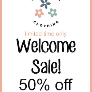 K&ouml;nnte beinhalten: Eine schwarz-wei&szlig;e Grafik mit dem Text "CUDDLEBUGS CLOTHING" in einem Kreis mit drei Blumen. Der Text "limited time only" befindet sich &uuml;ber dem Text "Welcome Sale! 50% off selected items".