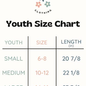 K&ouml;nnte beinhalten: Eine Gr&ouml;&szlig;entabelle f&uuml;r Kinder mit drei Zeilen, die mit "Small", "Medium" und "Large" beschriftet sind. Jede Zeile listet einen Gr&ouml;&szlig;enbereich und die entsprechende L&auml;nge in Zoll auf. Die Tabelle tr&auml;gt den Titel "Youth Size Chart" und zeigt ein Logo mit dem Text "Cuddlebugs Clothing" und drei stilisierten Blumen.