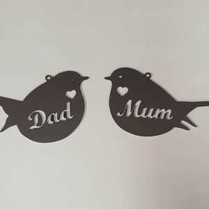 2 Rotkehlchen Metall Kunst mit Dad & Mum Wortlaut, Garten oder Baum Dekoration, Vogel, Rotkehlchen, Vogelliebhaber, Geschenk, UK