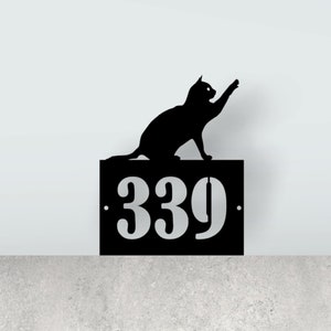 Silhouette einer verspielten Katze Hausnummer aus Metall in 2 verschiedenen Größen, Adressschild, Katzenliebhaber, Kätzchen, Neues Zuhause, personalisiert, UK