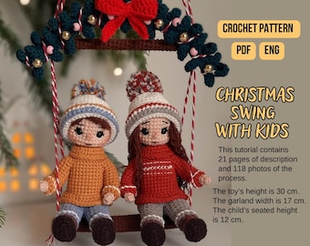 Könnte beinhalten: Ein gehäkeltes Weihnachtsschaukel mit zwei Puppen, verziert mit einer Girlande und einer roten Schleife. Die Puppen tragen Wintermützen und -pullover. Der Text auf dem Bild lautet "CROCHET PATTERN PDF ENG" und "CHRISTMAS SWING WITH KIDS". Die Spielzeug-Höhe beträgt 30 cm.