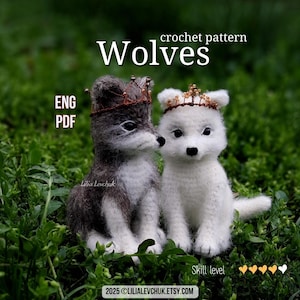 Puede incluir: Dos figuras de lobo de ganchillo, una gris y otra blanca, con pequeñas coronas. La imagen incluye el texto "Wolves" y "crochet pattern". El fondo es verde borroso, lo que sugiere un entorno natural. El nivel de habilidad se indica con corazones.