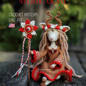 Può includere: Una bambola all'uncinetto raffigurante una capra con lunghi capelli castano chiaro, che indossa un abito marrone con bordo rosso e una corona di fiori. La bambola tiene una bacchetta a forma di stella. Testo: MYSTIC GOAT CROCHET PATTERN ENG PDF.