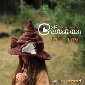 Puede incluir: Un sombrero de bruja de ganchillo marrón con orejas de gato puntiagudas y detalles interiores de pelusa blanca. El texto dice Cat Witch Hat CROCHET PATTERN PDF ENG y Skill level con cinco iconos de corazón. La corona es alta y ligeramente caída.