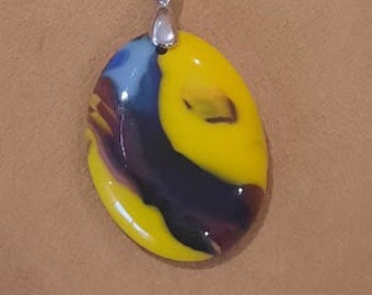 Bonito colgante de vidrio fusionado. Beautiful fused glass pendant.  4cm x 3cm amarillo azul rojo yellow blue and hint of copper red