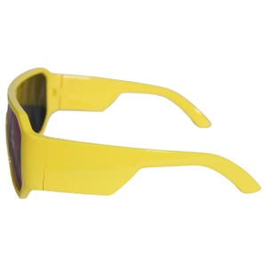 K&ouml;nnte beinhalten: Gelbe Sonnenbrille im Seitenprofil. Der dicke Rahmen und die B&uuml;gel sind leuchtend gelb. Die Gl&auml;ser sind dunkel, m&ouml;glicherweise schwarz oder violett. Das Design ist modern und auff&auml;llig.