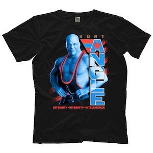 Puede incluir: Camiseta negra con un gráfico de Kurt Angle en un maillot de lucha libre. El gráfico es en azul, rojo y blanco con el texto "Kurt Angle" e "Intensity - Integrity - Intelligence".