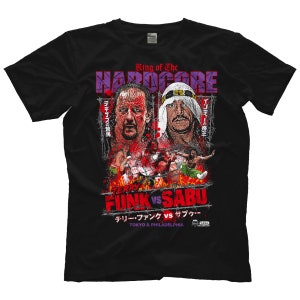 Könnte beinhalten: Schwarzes T-Shirt mit einem Grafikdruck von zwei Wrestlern, Terry Funk und Sabu, in einem Wrestling-Match. Die Grafik ist im Retro-Stil mit einem Stacheldraht-Rand und Flammen. Der Text "King of the Hardcore" befindet sich oben auf der Grafik. Der Text "Terry Funk vs Sabu" befindet sich unten auf der Grafik. Der Text "Tokyo & Philadelphia" befindet sich unter den Namen der Wrestler.