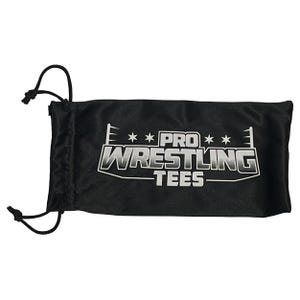 K&ouml;nnte beinhalten: Schwarzer Kordelzugbeutel mit dem wei&szlig;en Schriftzug "PRO WRESTLING TEES". Der Beutel hat einen Kordelzugverschluss und besteht aus einem weichen, samtigen Material. Der Text ist in einer fetten, stilisierten Schrift mit Sternakzenten.