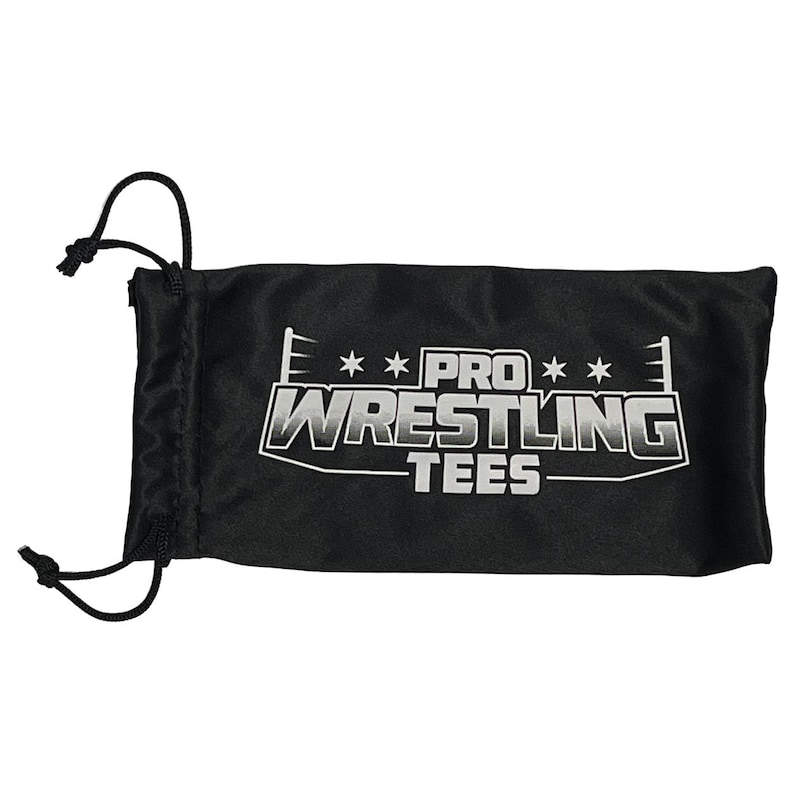 K&ouml;nnte beinhalten: Schwarzer Kordelzugbeutel mit dem wei&szlig;en Schriftzug "PRO WRESTLING TEES". Der Beutel hat einen Kordelzugverschluss und besteht aus einem weichen, samtigen Material. Der Text ist in einer fetten, stilisierten Schrift mit Sternakzenten.