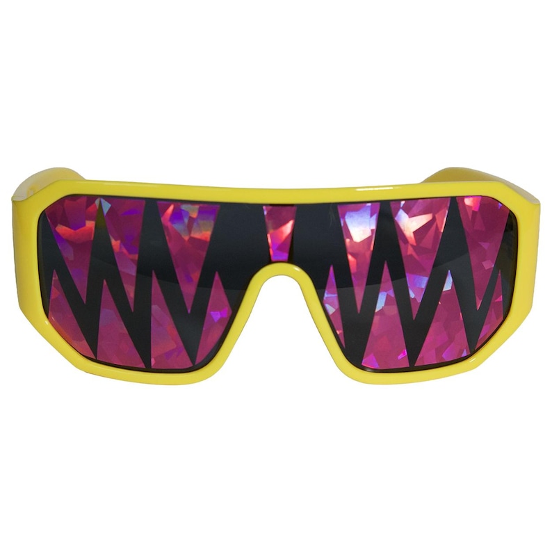 K&ouml;nnte beinhalten: Gelb gerahmte Sonnenbrille mit einem auff&auml;lligen geometrischen Design auf den Gl&auml;sern. Die Gl&auml;ser zeigen ein lebendiges, irisierendes Muster in Rosa- und Lilat&ouml;nen, kontrastiert von schwarzen Zickzackformen. Ein einzigartiges Brillenaccessoire.