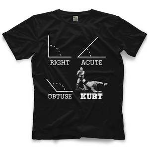 Puede incluir: Camiseta negra con un gráfico blanco de diferentes tipos de ángulos, incluyendo recto, agudo y obtuso. El gráfico también incluye un luchador en una llave de sumisión con el texto "Kurt" debajo.