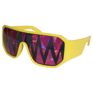 K&ouml;nnte beinhalten: Gelbe Sonnenbrille mit einem geometrischen Design auf den Gl&auml;sern. Die Gl&auml;ser haben ein rosa-schwarzes Zickzackmuster. Die Fassungen sind leuchtend gelb und die Sonnenbrille hat einen modernen, &uuml;bergro&szlig;en Stil.
