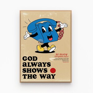Peut inclure: Une affiche de style vintage avec un personnage de téléphone rotatif bleu en dessin animé. Le téléphone marche et a un cordon rouge. L'affiche contient le texte "GOD ALWAYS SHOWS THE WAY" et un cercle rouge. Le texte "BE READY FOR YOUR CALL!" est également sur l'affiche.