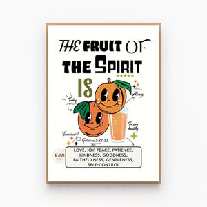 Peut inclure: Une affiche imprimable blanche avec un design rétro représentant deux tranches d'orange avec des visages et un verre de jus d'orange. Le texte dit "Le fruit de l'Esprit est" avec une liste de qualités en dessous. La référence biblique Galates 5:22-23 est incluse.