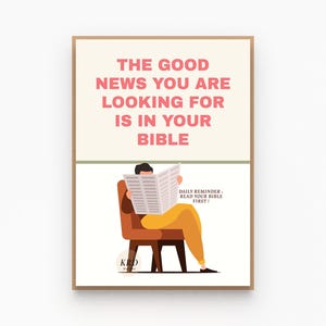 Peut inclure: Une affiche encadrée avec le texte "THE GOOD NEWS YOU ARE LOOKING FOR IS IN YOUR BIBLE." En dessous, une illustration montre une personne lisant un journal avec le texte "DAILY REMINDER: READ YOUR BIBLE FIRST!" L'œuvre est de style minimaliste.