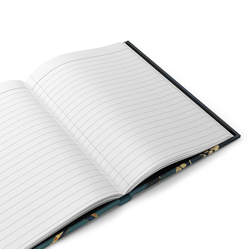 Puede incluir: Un cuaderno abierto con l&iacute;neas y una cubierta con un patr&oacute;n de color azul oscuro y dorado. El cuaderno est&aacute; abierto en una p&aacute;gina en blanco con papel rayado.