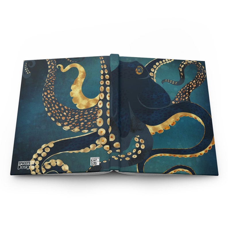 Puede incluir: Un cuaderno abierto con un dise&ntilde;o de pulpo azul y dorado en la portada. El pulpo tiene un cuerpo azul oscuro y tent&aacute;culos dorados con manchas negras. El fondo es azul oscuro con un efecto acuarela.