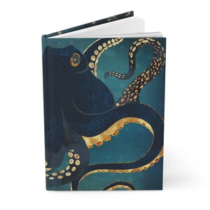 Puede incluir: Un pulpo azul oscuro con tent&aacute;culos dorados sobre un fondo azul verdoso. El pulpo tiene un ojo grande y est&aacute; enroscado en espiral.