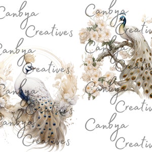 Op de afbeelding: Twee witte pauwen met gouden en blauwe veren zijn afgebeeld in aquarelstijl. E&eacute;n pauw zit op een tak met witte bloemen, terwijl de andere is omringd door witte bloemen en gouden takken.