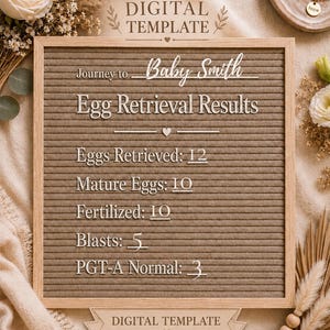Puede incluir: Un tablero de letras rectangular de madera clara con letras de plástico blanco que muestran: Journey to Baby Smith, Egg Retrieval Results, Eggs Retrieved: 12, Mature Eggs: 10, Fertilized: 10, Blasts: 5, PGT-A Normal: 3. Incluye el texto Digital Template.