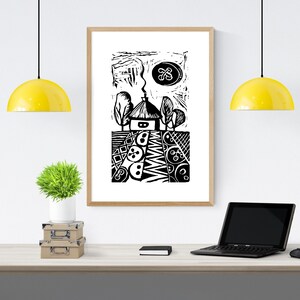 Puede incluir: Grabado en linóleo en blanco y negro de una casa con chimenea y humo, rodeada de árboles y un campo con patrones. La impresión está enmarcada en un marco de madera.