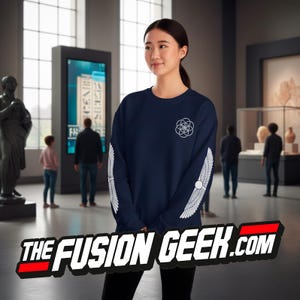 Puede incluir: Sudadera azul marino con diseños geométricos y de alas blancos. La sudadera presenta un diseño geométrico circular en el pecho y diseños de alas en las mangas. El texto "THE FUSION GEEK.COM" se muestra en una fuente en negrita y estilizada.