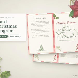 Op de afbeelding: Een gevouwen kerstprogramma-sjabloon met een rood-witte ruitjesrand, een lijntekening van twee schapen, een kleine groene dennenboom en tekst waaronder "GOOD TIDINGS" en "Christmas Program" met accenten van hulst en kerststerren.