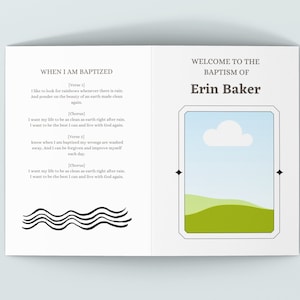 Peut inclure: Une carte blanche avec une illustration de ciel bleu et d'herbe verte. Le texte "WELCOME TO THE BAPTISM OF Erin Baker" est imprimé sur la carte.