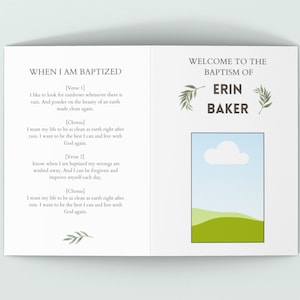 Könnte beinhalten: Eine Taufeinladung mit einer grünen und blauen Illustration einer Wolke und Hügeln. Der Text lautet "Willkommen zur Taufe von Erin Baker".