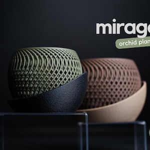 Op de afbeelding: Twee decoratieve orchideepotjes. Eén is olijfgroen met een zwarte basis, de andere is bruin met een beige basis. Beide hebben een geweven ontwerp en zijn voorzien van het label "mirage orchid planter".