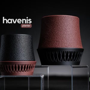 Op de afbeelding: Twee moderne plantenbakken, één zwart en één roodbruin, met een textuur en decoratieve roosterbases. De plantenbakken zijn voorzien van het label "havenis planter".