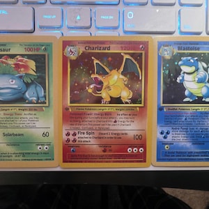 1.ª tarjeta holográfica personalizada hecha a mano de Blastoise, Charizard y Venusaur con estuche profesional.