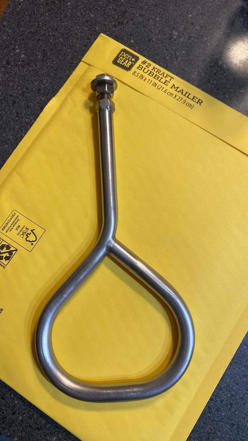 Pu&ograve; includere: Una maniglia in metallo argentato con un design arrotondato a forma di D. La maniglia &egrave; su una busta gialla con il testo "#2 Kraft Bubble Mailer 8.5 in x 11 in (21.6 cm x 27.9 cm)"