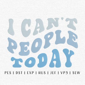 以下が含まれることがあります： 白い背景に、レトロなフォントで青色の「I CAN'T PEOPLE TODAY」というフレーズが書かれています。 下には刺繍ファイル形式のPES、DST、EXP、HUS、JEF、VP3、SEWが記載されています。