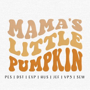 Może przedstawiać: Haft z napisem "MAMA'S LITTLE PUMPKIN" w odcieniach pomarańczu i beżu. Projekt znajduje się na białym tle. Poniżej tekstu znajdują się skr&oacute;ty format&oacute;w plik&oacute;w.