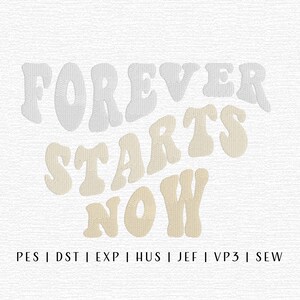 Op de afbeelding: Borduurwerk met de tekst "FOREVER STARTS NOW" in een verloop van wit, beige en geel. De tekst is in een retro-lettertype. De afbeelding bevat ook de tekst "PES | DST | EXP | HUS | JEF | VP3 | SEW".