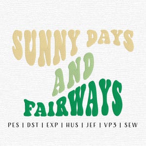 Puede incluir: Un diseño de bordado digital con el texto "SUNNY DAYS AND FAIRWAYS" en una fuente retro y ondulada. El texto está en tonos de verde y amarillo. El diseño está disponible en múltiples formatos de archivo de bordado, incluyendo PES, DST, EXP, HUS, JEF, VP3 y SEW.
