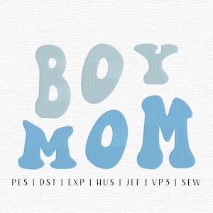 Pode incluir: Texto bordado em azul claro sobre fundo branco que diz "BOY MOM". As letras estão em uma fonte arredondada e divertida. Abaixo do texto estão abreviações de formatos de arquivo: PES, DST, EXP, HUS, JEF, VP3 e SEW.