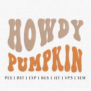 Könnte beinhalten: Gestickte Grafik mit dem Text "Howdy Pumpkin" im Retro-Stil. Die Wörter sind in einer wellenförmigen Schriftart gehalten, wobei das obere Wort beige und das untere Wort orange ist.