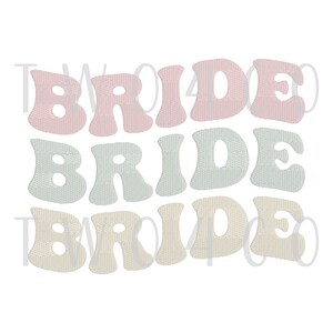 Può includere: Tre righe della parola "BRIDE" in un font retrò. La riga superiore è rosa, la riga centrale è azzurro chiaro e la riga inferiore è crema.