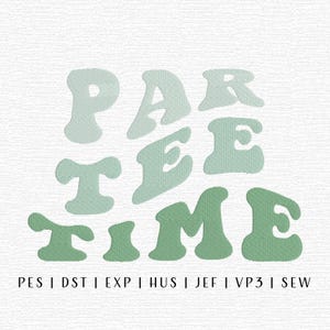 Puede incluir: Un diseño bordado con las palabras "PAR TEE TIME" en una fuente retro, en tonos verdes. Debajo, abreviaturas de formatos de archivo: PES, DST, EXP, HUS, JEF, VP3 y SEW.