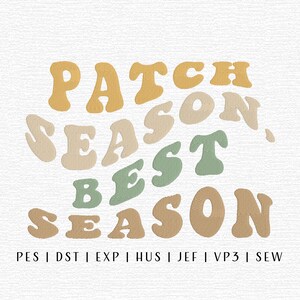 Könnte beinhalten: Ein digitales Design mit den Worten "PATCH SEASON BEST SEASON" in einer Retro-Schriftart. Der Text ist in Gelb-, Beige- und Grüntönen gehalten. Dateityp-Abkürzungen befinden sich am unteren Rand des Bildes.