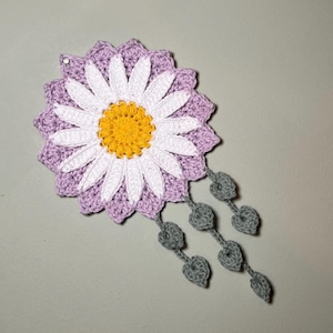 Op de afbeelding: Een witte keramische mok met een zwart handvat en de tekst "But First, Coffee" in een zwarte, vette letter. De mok staat op een wit oppervlak.