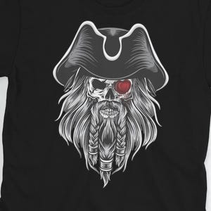 Könnte beinhalten: Schwarzes T-Shirt mit einer detaillierten Illustration eines Piratenschädels mit Dreispitz, langem Haar und einem geflochtenen Bart. Der Schädel hat ein rotes herzförmiges Auge. Ein klassisches Design für Piratenliebhaber.