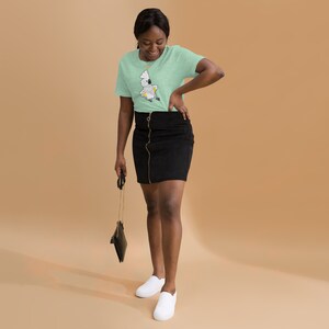 Camiseta unisex con loro cacatúa y paraguas descarado